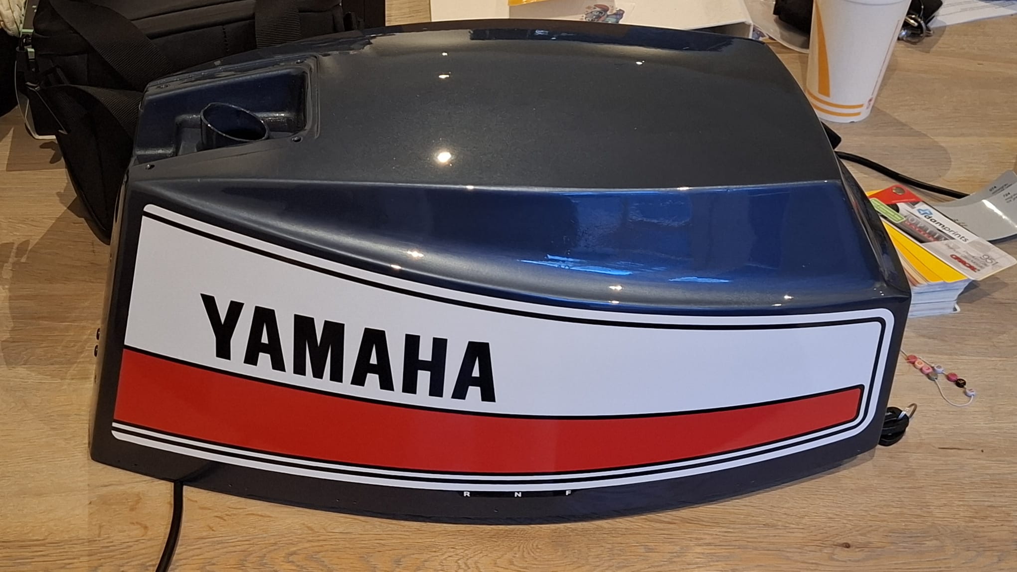 Buitenboordmotorkap na restauratie